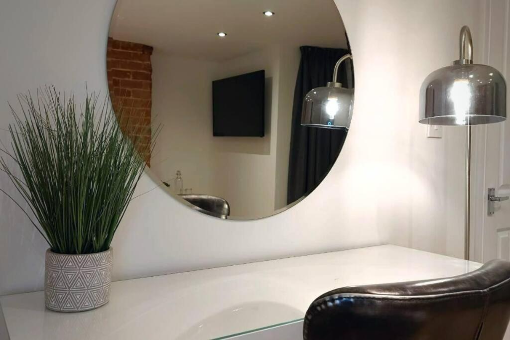Stylish Apartment In City Centre With Parking Preston  Extérieur photo